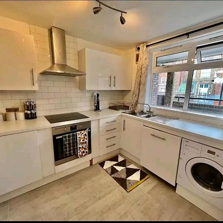 Lovely 2Br Suite In Bow, E3 Лондон Екстериор снимка