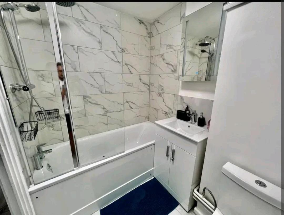 Lovely 2Br Suite In Bow, E3 Лондон Екстериор снимка