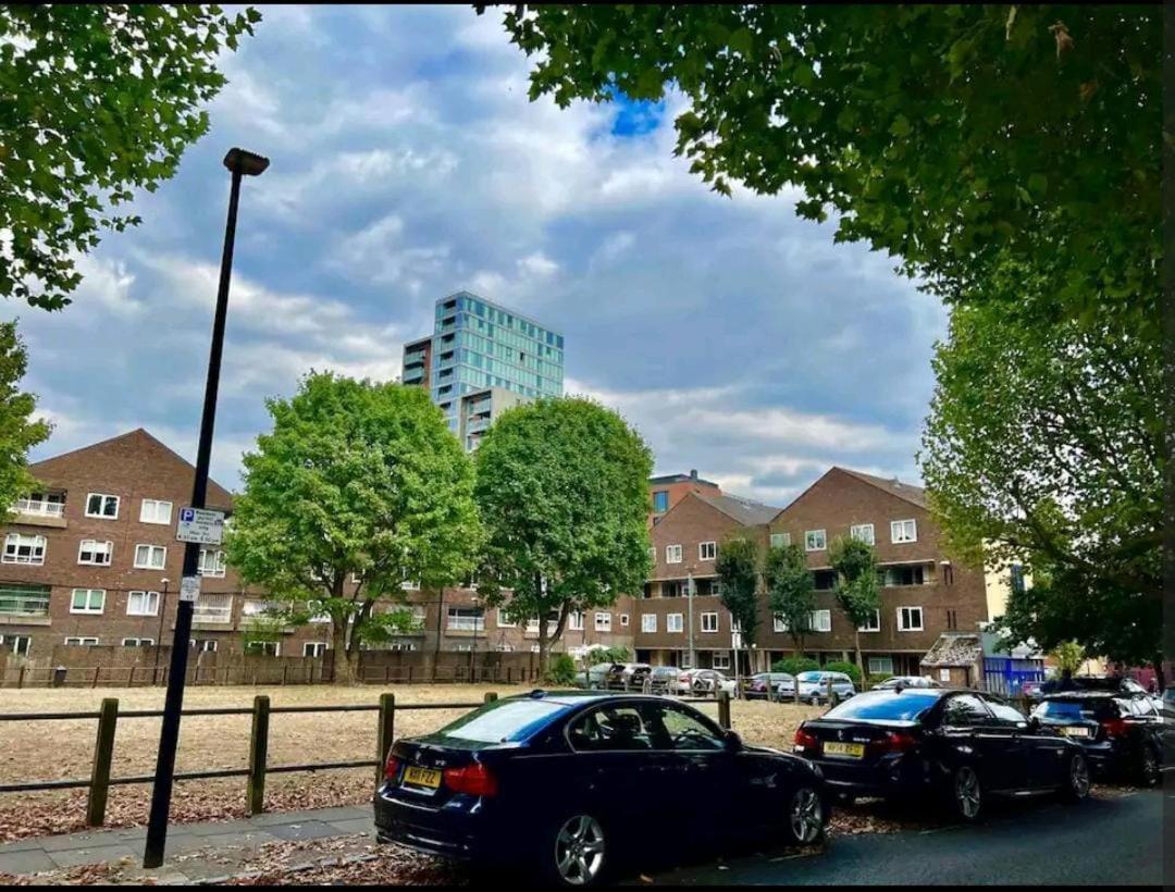 Lovely 2Br Suite In Bow, E3 Лондон Екстериор снимка